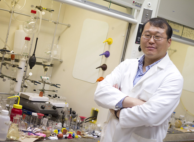 Dr. Jung-Mo Anh in UT Dallas lab.